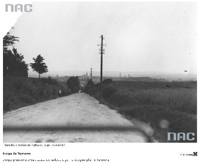 Wjazd od D±browy Tarnowskiej drogaa gruntowa prowadz±ca do widocznego na drugim planie Tarnowa - Lipiec 1932.jpg